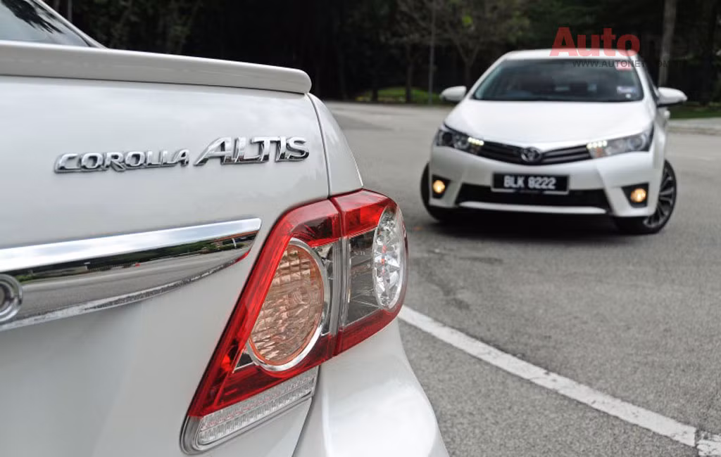 Phiên bản Altis trên thế giới trang bị tới 7 túi khí, chìa khoá thông minh, kết nối Bluetooth, phanh ABS, EBD, kiểm soát hành trình, kiểm soát lực kéo cùng nhiều tính năng hỗ trợ người lái khác.