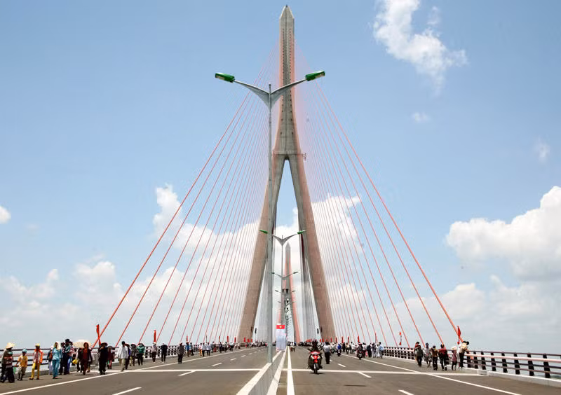 Nhịp cầu chính dài hơn 1 km, nhịp dây văng giữa 2 trụ tháp dài 550 m (hiện được xem là nhịp cầu dây văng dài nhất Đông Nam Á và đứng thứ 10 thế giới), cầu dẫn phía Vĩnh Long dài 520 m, cầu dẫn phía Cần Thơ dài 1,2 km. Cầu chính thức hợp long ngày 12/10/2009 và khánh thành, thông xe vào sáng 24/4/2010.