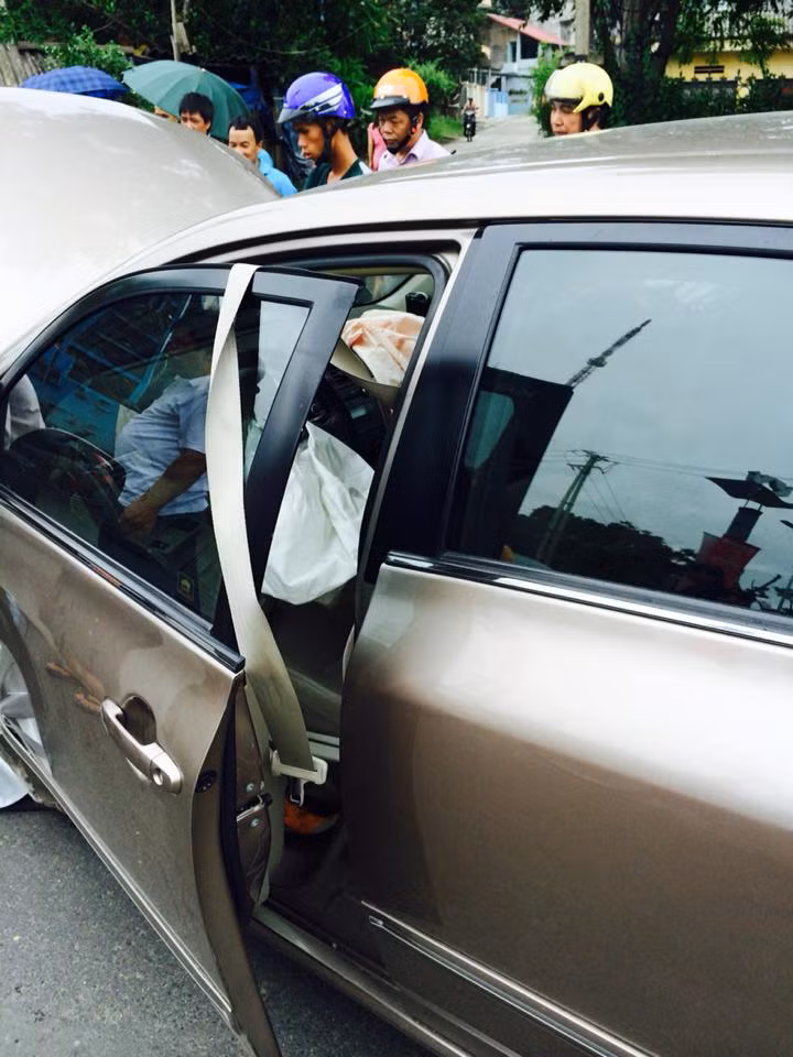 Hai túi khí đã kịp bung ra cứu mạng tài xế.