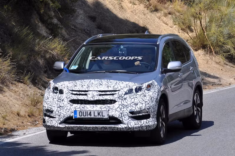 Theo thông tin có được từ những phóng viên ghi lại hình ảnh CR-V Facelift 2016, nội thất xe cũng được che kín trong quá trình thử nghiệm, vì vậy hy vọng sẽ có những thay đổi nhỏ bên trong xe như cải tiến chất lượng vật liệu nội thất, nâng cấp tính năng công nghệ hiện đại hơn phiên bản hiện tại.