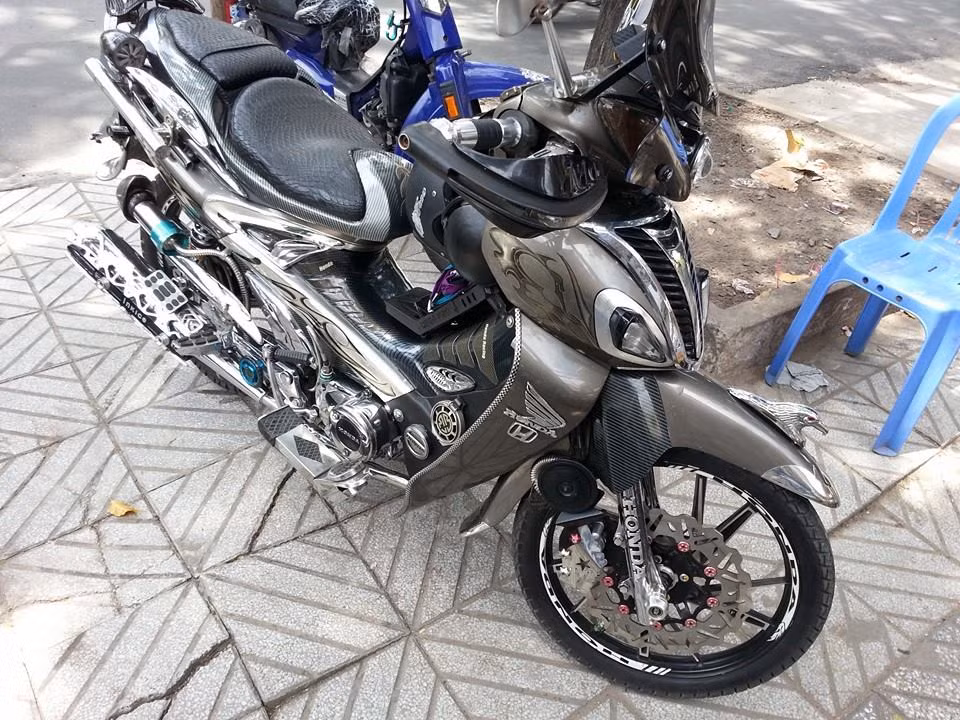 Qúa nhiều đồ chơi sành điệu hội tụ trên chiếc Future 1 này. Ảnh: Facebook Tran Phuc Dat.