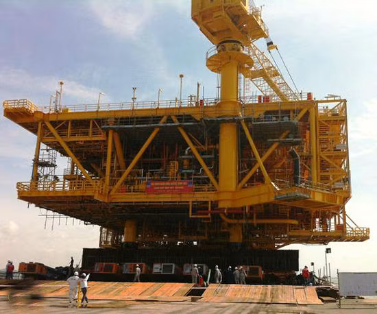 Giàn khoan Hải Thạch nằm trong dự án Biển Đông 1 là giàn khoan dầu khí lớn nhất Việt Nam, có thể hoạt động ở những mỏ xa bờ có điều kiện địa chất phức tạp, nhiệt độ cao, áp suất lớn và nước sâu. Giàn khoan nặng 14.000 tấn với công nghệ phức tạp tương đương một nhà máy lọc dầu cỡ nhỏ và có thể khai thác ở độ sâu 133m.