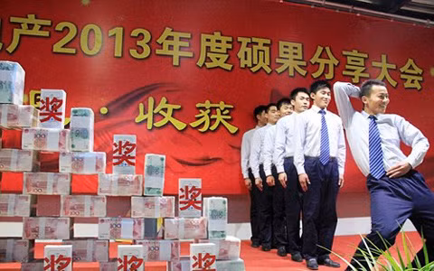 Nhan vien mang bao tai dung tien thuong Tet-Hinh-2