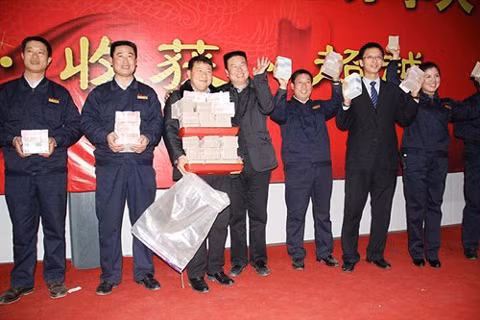 Nhan vien mang bao tai dung tien thuong Tet-Hinh-4