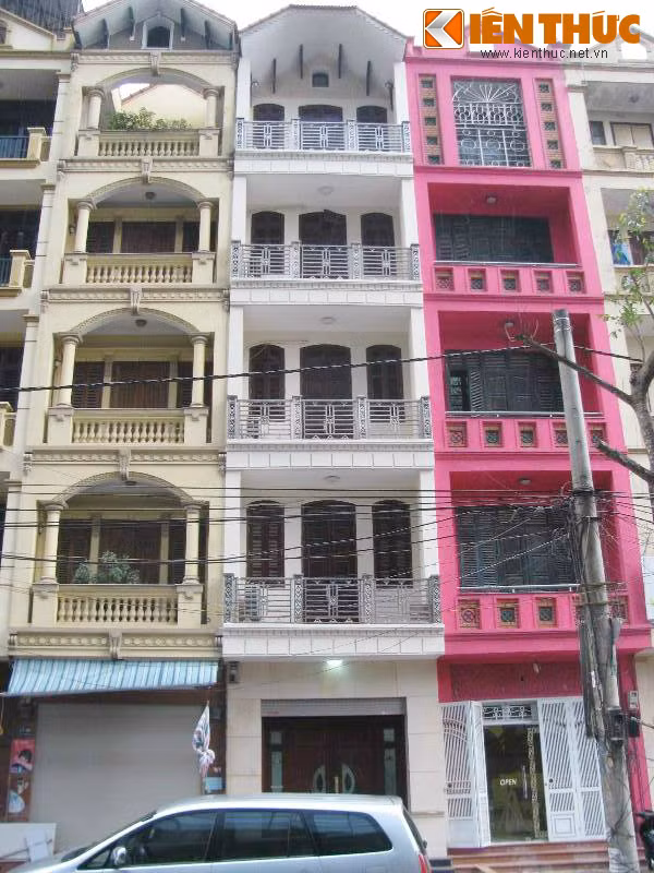 Nhà ống có thiết kế hình khối đặc trưng theo kiểu tầng chồng tầng. Trong ảnh là 3 ngôi nhà ống tuyệt đẹp với các thiết kế khác nhau trong một con ngõ của phố Nguyễn Thị Định (quận Thanh Xuân). Nổi bật nhất là nhà ống với tông màu hồng sặc sỡ.