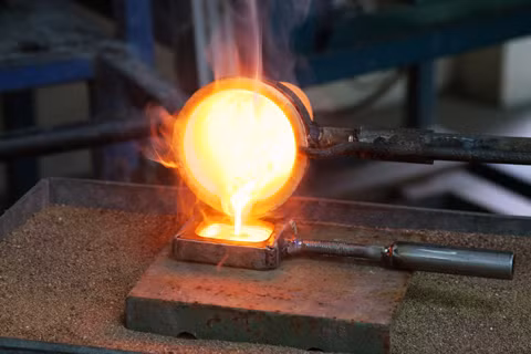 Được cấp giấy phép vào tháng 10/2003, tới ngày 22/6/2011, Công ty Vàng Phước Sơn đã vận hành thành công và chính thức cho ra mẻ vàng đầu tiên với trọng lượng 11,1 kg. Đây là thỏi vàng đầu tiên được tạo ra từ các trang thiết bị của Công ty Vàng Phước Sơn.