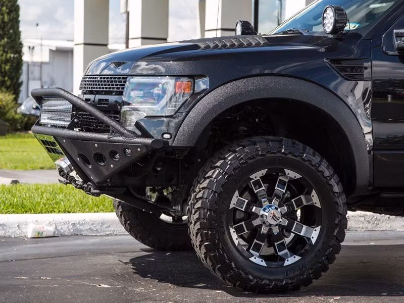 Để tăng cường trang bị cho những chuyến offroad, Roush đã nâng cấp hệ thống treo, một tời kéo, bộ lazang 20 inch cùng lốp gai chuyên dụng.