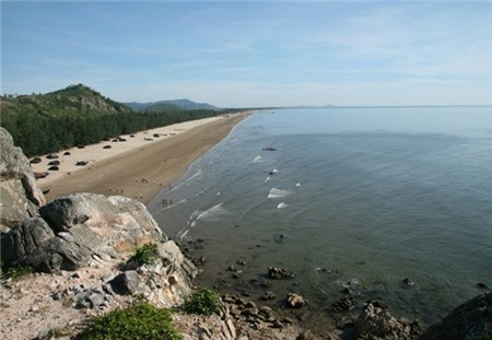 Bãi biển Hải Hòa ở huyện Tĩnh Gia (Thanh Hóa) cũng được coi là điểm du lịch thích hợp cho một kỳ nghỉ thoải mái, ít tốn kém.