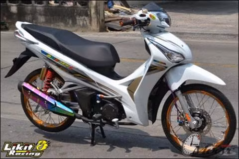 Một chiếc Honda Future 125 Fi khác cũng được lên đời nhờ sự sáng tạo của các dân chơi. Chiếc Future này mang trên mình những chi tiết mới như cần sang số, bộ phuộc sau, vành sơn điệu đà, ốp nhựa carbon và tay phanh. Nguồn ảnh: Internet.