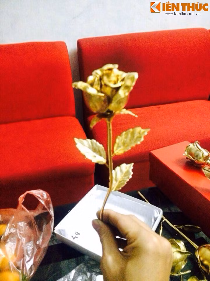 Xem “che tac” hoa hong vang 24K tang nang 8/3-Hinh-7