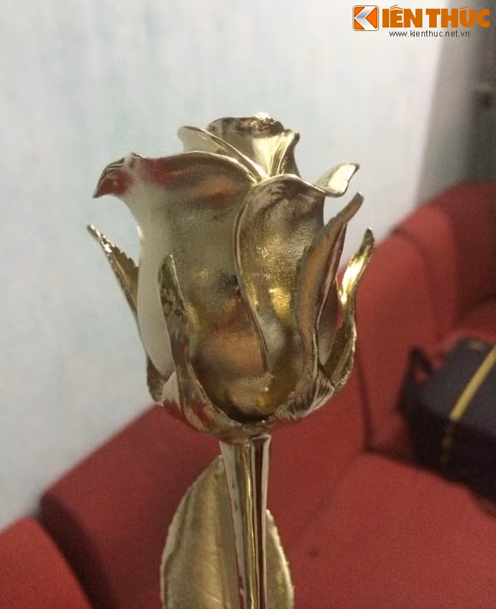 Xem “che tac” hoa hong vang 24K tang nang 8/3-Hinh-6