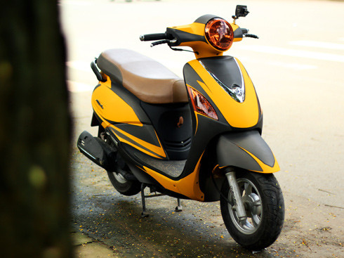 Xe được sơn phối màu tổng thể vàng - xám đen xen kẽ nhau với công nghệ AirBrush cực kì ấn tượng.