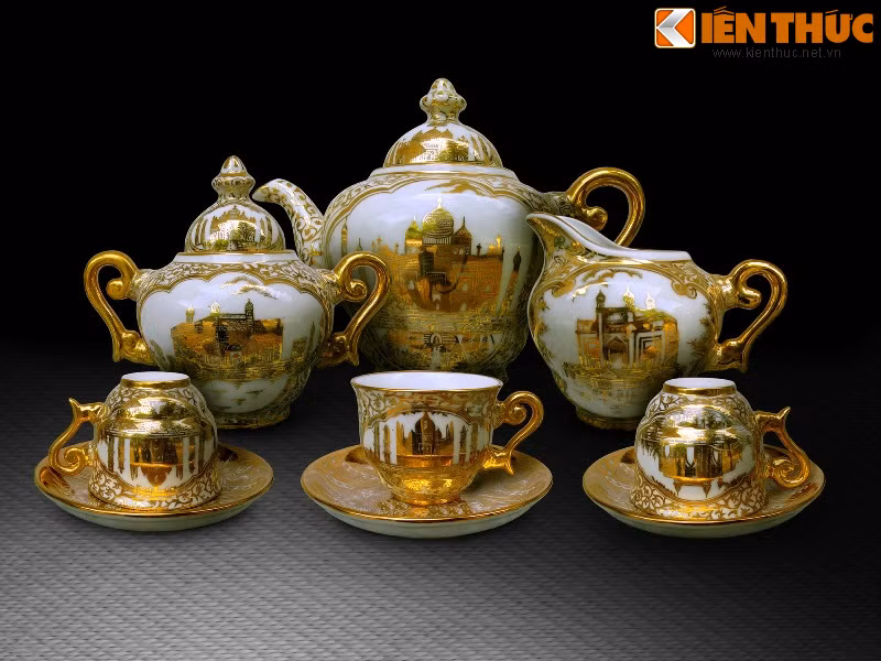 Không chỉ choáng ngợp về số lượng sản phẩm, xưởng sản xuất sứ của ông Hải còn rất đa dạng về chủng loại, mẫu mã, từ các vật dụng hàng ngày như: cốc, chén, đĩa, đũa, gạt tàn... đến các vật trưng bày như: bình, lọ... Các sản phẩm phong thủy và tượng Phật cũng chiếm số lượng lớn.