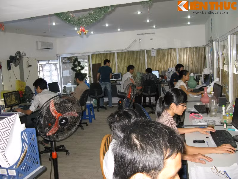 Xưởng được chia thành nhiều khu với những chức năng riêng biệt, trong đó có: bộ phận thiết kế, bộ phận đổ khuôn, bộ phận ép lăn, bộ phận tạo hình, bộ phận vẽ vàng lên sản phẩm, lò nung... Trong ảnh là phòng thiết kế của Công ty Haidoco được đặt tại xưởng.