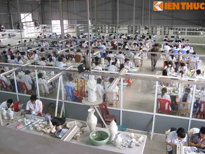 Xưởng sản xuất sứ cao cấp của "ông trùm" đồ cổ Bùi Xuân Hải (Hải đồ cổ) - Chủ tịch Công ty Haidoco - được đặt ở đường Mạt Quyết, phường Anh Dũng, quận Dương Kinh, TP Hải Phòng. Mảnh đất đặt xưởng được Hải đồ cổ mua từ năm 1989, "chứ bây giờ làm gì có tiền mà mua đất rộng như vậy", ông Hải cho biết.