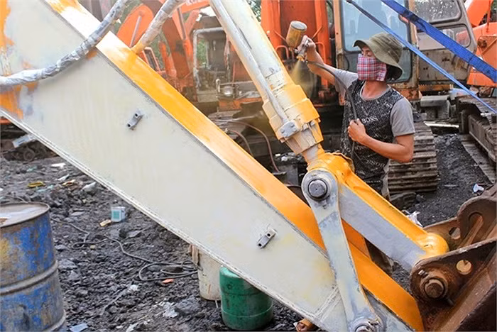 Hay những chiếc xe có bề ngoài quá cũ sẽ được sơn lại để bán có giá hơn.