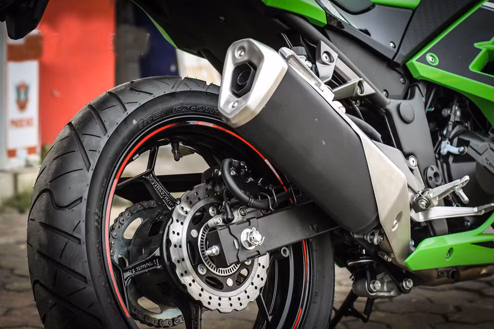 Các tính năng đáng giá của Ninja 300 ABS 2014 có thể kể tới như: hệ thống hỗ trợ vi sai, phần mềm KAMS giúp tối ưu hóa hút gió để hỗ trợ cho hệ thống làm mát bằng dung dịch của xe.