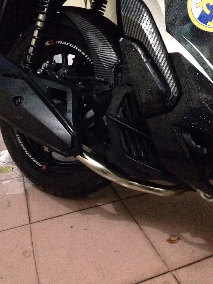 Ngoài ra, xe đã được chế cổ pô inox giúp nhẹ ga đầu và tăng tính thẩm mỹ, đi cùng ốp pô Click I của Thái càng khiến chiếc xe vận hành nhẹ nhàng.