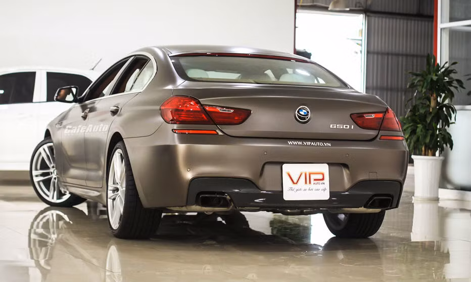 Ngoại thất 650i Gran Coupe M-Sport tạo ấn tượng với hệ thống đèn chiếu sáng dạng LED, bao gồm cả đèn sương mù và đèn hậu. Thân xe mang đậm triết lý thiết kế thể thao.