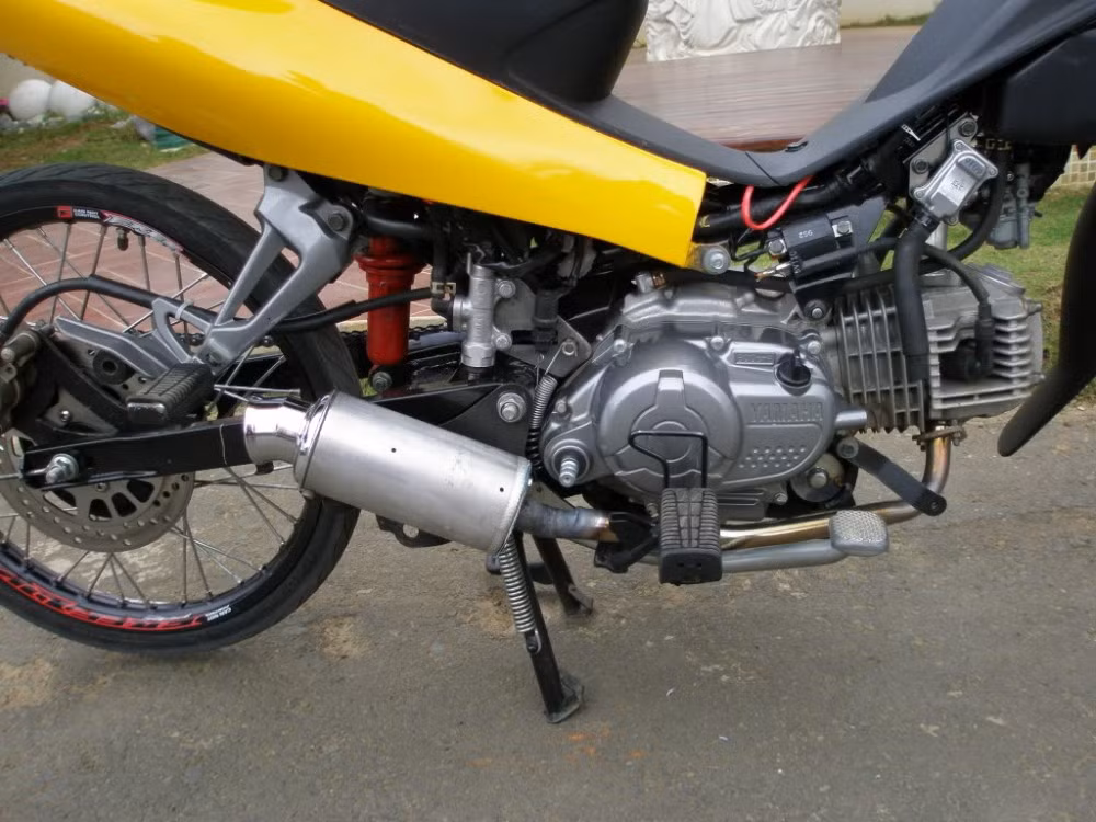 Lon pô độ được cắt ngắn cho âm thanh đầy uy lực. Cục máy cũng được làm nhẹ lại.