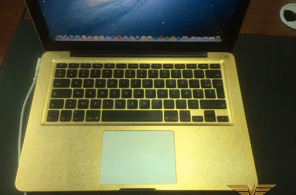 Mặt bàn phím được phủ một lớp vàng ròng 24K. Chỉ trừ khu vực bàn di chuột thì không mạ. Độ dày bề mặt lớp vàng lên đến 6 micron.