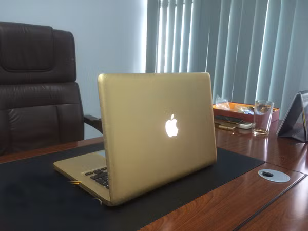 Chiếc Macbook về cơ bản vẫn được giữ nguyên thiết kế ban đầu, chỉ có phần vỏ máy được khoác thêm một tấm áo vàng 24K sang trọng, độc đáo và cao cấp hơn.