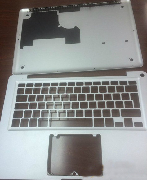 Thời gian thi công mạ vàng cho một chiếc Mac Pro mất từ 2 - 4 ngày. Ban đầu chiếc laptop được tháo rời các chi tiết.