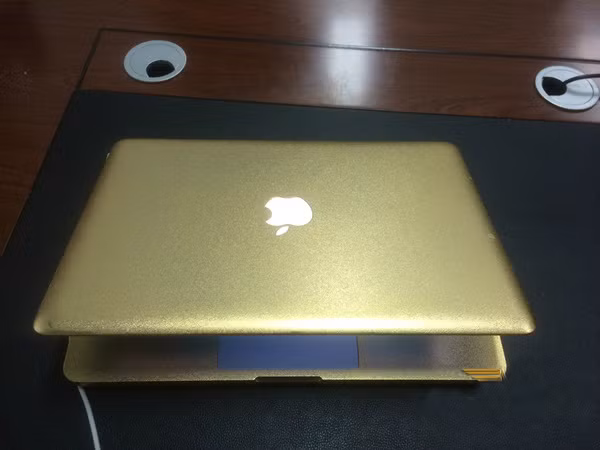 Theo quan niệm của nhiều người không trừ vị đại gia Vinh, việc mạ vàng laptop sẽ mang lại cho chủ nhân sự may mắn, thành công trong công việc và cuộc sống.