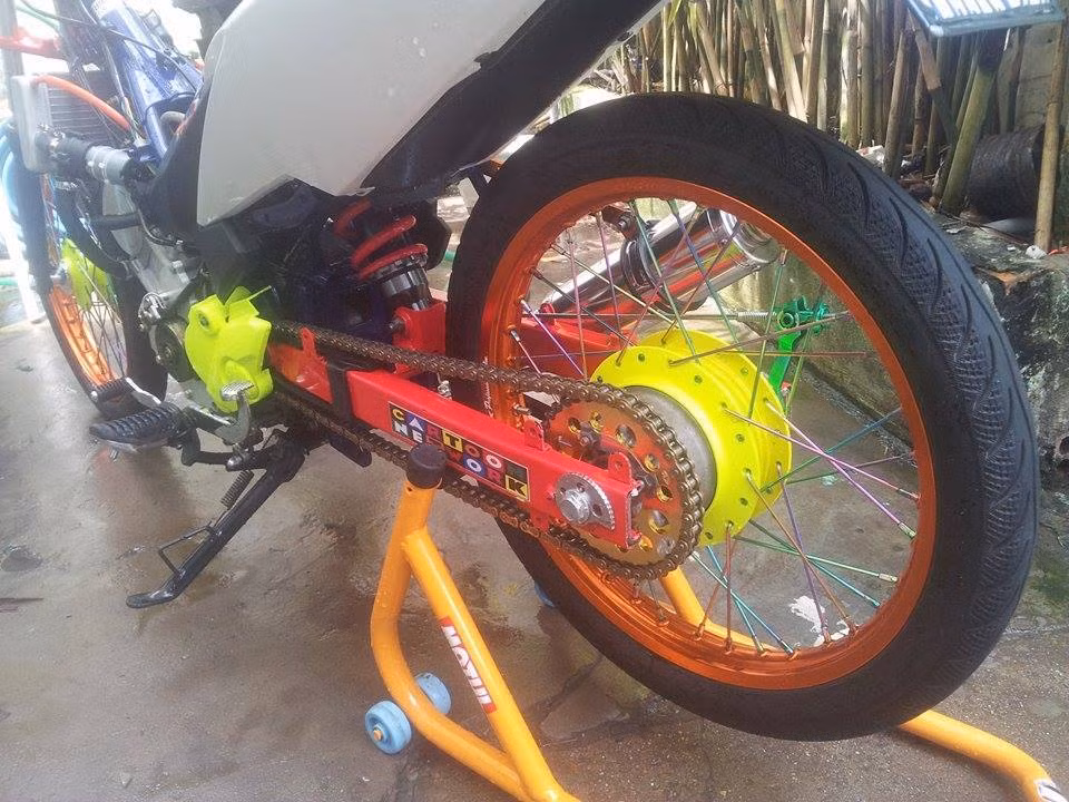 Dàn chân đủ màu sắc nhưng lại rất gọn nhẹ. Exciter của dân chơi Đồng Nai nhận được vô số lời khen ngợi từ dân mạng. Nguồn ảnh: Chợ VNRCB.