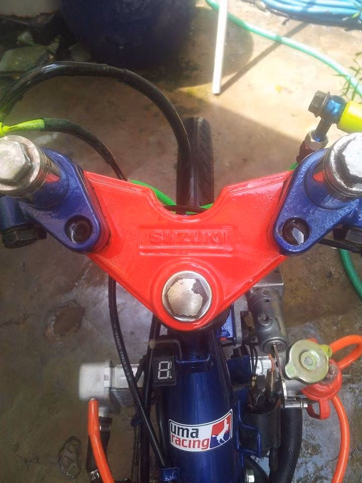 Sự sáng tạo của chủ xe biến Exciter trở thành "chiến binh" dũng mãnh. Là con cưng của Yamaha nhưng xe lại xài ghi đông đầy "bá đạo" của Suzuki, chỉ báo số không báo tốc độ.