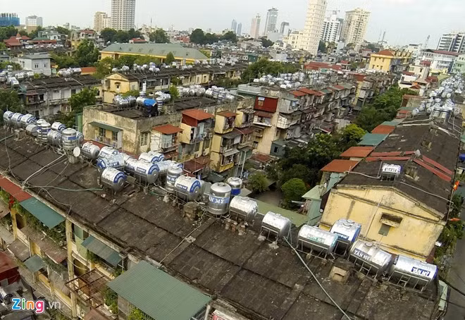 Dung tích mỗi chiếc từ 500 - 1.500 lít/bồn và được lắp đặt đủ kiểu đứng, nằm khiến chúng giống như những "trái bom" lơ lửng trên đầu người dân thủ đô.