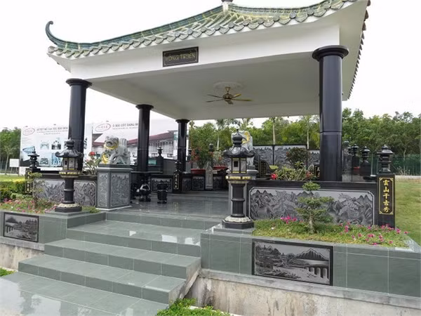 Toàn bộ công trình được xây dựng trên diện tích 74 ha. Tùy theo nhu cầu của người dân, quy mô tiếp tục được mở rộng trong tương lai. Mỗi phần mộ có diện tích 1,2-1,5 đến 7 m2 được bán với giá từ 53 - 558 triệu đồng. Nhiều đại gia cũng tìm đến đây để mua và xây mộ trị giá hàng tỷ đồng.