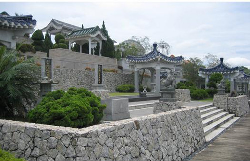 Ở Công viên nghĩa trang Vĩnh Hằng có 2 hình thức đó là an táng vĩnh viễn và cải táng. Nơi này tiếp nhận 100% số người có hộ khẩu Hà Nội. Thời điểm đầu, giá bán 1m2 ở đây là 800.000 đồng, sau này khoảng hơn 2 triệu đồng tuỳ vị trí. Theo tiêu chuẩn quy định, một mộ an táng cần diện tích khoảng 10m2, còn một mộ cải táng chỉ 3m2.