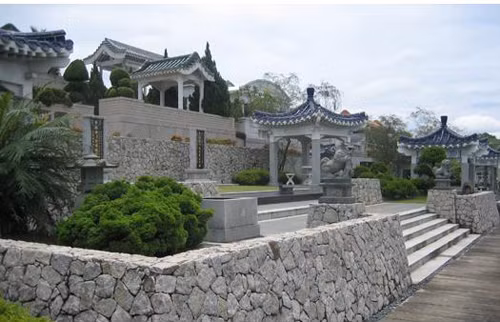 Ở Công viên nghĩa trang Vĩnh Hằng có 2 hình thức đó là an táng vĩnh viễn và cải táng. Nơi này tiếp nhận 100% số người có hộ khẩu Hà Nội. Thời điểm đầu, giá bán 1m2 ở đây là 800.000 đồng, sau này khoảng hơn 2 triệu đồng tuỳ vị trí. Theo tiêu chuẩn quy định, một mộ an táng cần diện tích khoảng 10m2, còn một mộ cải táng chỉ 3m2.