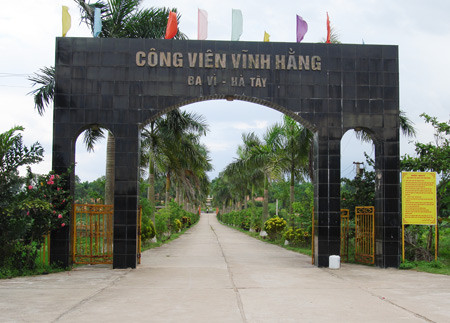 Công viên nghĩa trang Vĩnh Hằng rộng 17,8 ha tọa lạc trên một ngọn đồi ở xã Tân Lập, huyện Ba Vì (Hà Nội). Công viên này được xây dựng từ năm 2002, đến năm 2003 đưa vào hoạt động. Chủ nhân của công viên là ông Nguyễn Mạnh Thản, Chủ tịch HĐQT Công ty Du lịch Ao Vua.