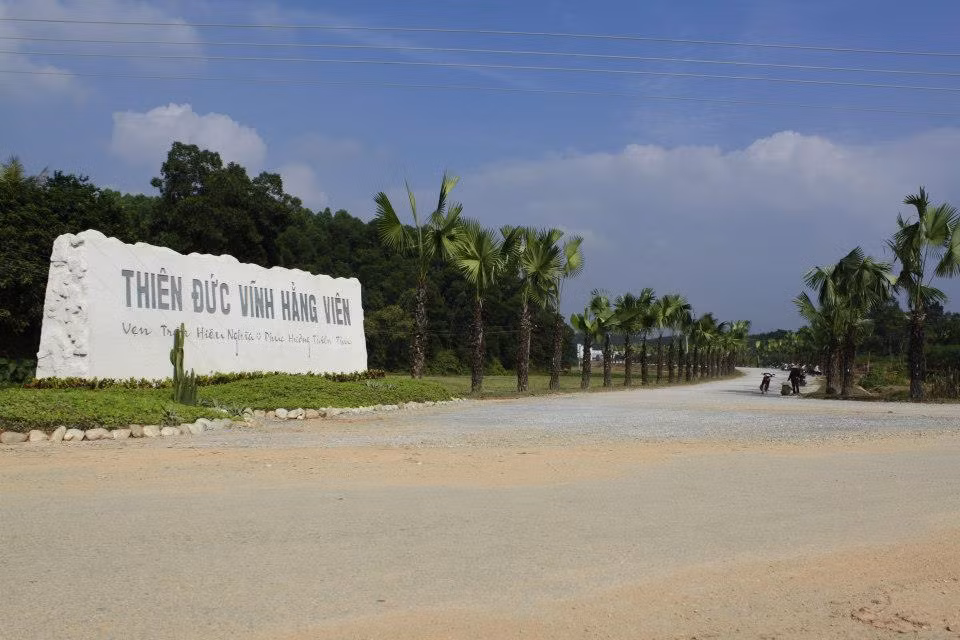 Công viên tọa lạc trên 9 quả đồi hình bát giác với tổng diện tích là 90 ha thuộc địa phận xã Trung Giáp và Bảo Thanh, huyện Phù Ninh, tỉnh Phú Thọ do Công ty cổ phần đầu tư xây dựng Thiên Đức làm chủ đầu tư với tổng số vốn 700 tỷ đồng.