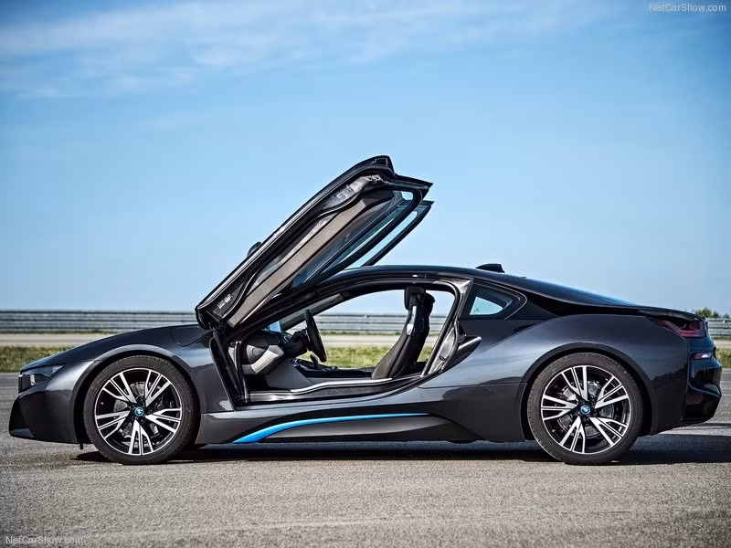 BMW i8 2015 được trang bị khung xe và hệ thống treo công nghệ cao, hệ thống kiểm soát lực treo điện tử (DDC) điều khiển cánh tay đòn độc lập ở cầu trước và hệ thống treo 5 liên kết ở cầu sau giúp cho xe giữ được tốc độ cao, đồng thời giảm xóc tốt và mang lại sự thoải mái tối đa cho tài xế lẫn hành khách trên xe. Cả hai hệ thống treo trước và sau đều được làm bằng hợp kim nhôm có độ cứng cao và trọng lượng rất nhẹ.