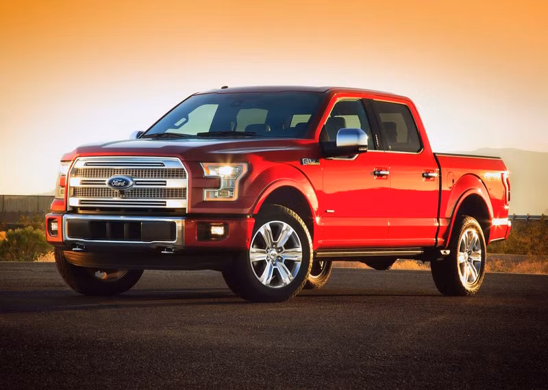 Ford F-150 2015: Xe bán tải F-150 được biết đến như mẫu xe bán chạy nhất trong nhiều thập kỷ vừa qua tại Mỹ. Trong năm 2015, F-150 tạo được một sự khác biệt lớn với thiết kế thân xe bằng nhôm, sử dụng động cơ tăng áp, giúp xe nhẹ hơn và tiết kiệm nhiên liệu hơn.