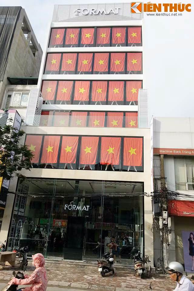 Quốc kỳ được treo tại tòa nhà ở Cầu Giấy.