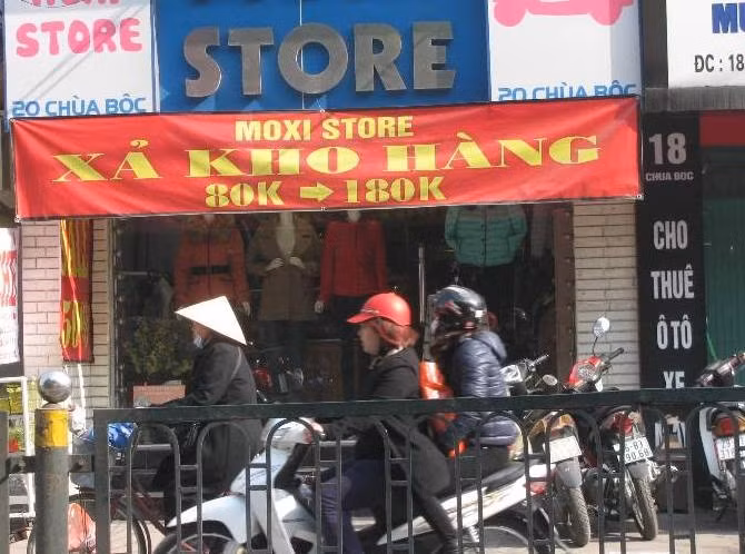 Các biển "xả kho hàng" giăng đầy trên phố Chùa Bộc...