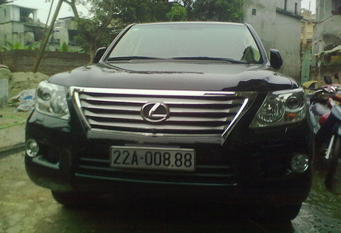 Một chiếc Lexus LX570 đen huyền bí đeo biển 008.88 ở Tuyên Quang. Ngoài những công nghệ hàng đầu được áp dụng trên LX570, chiếc xe này còn có không gian nội thất đẳng cấp và tinh tế. Đây cũng là lý do LX570 chinh phục nhiều đại gia Việt.