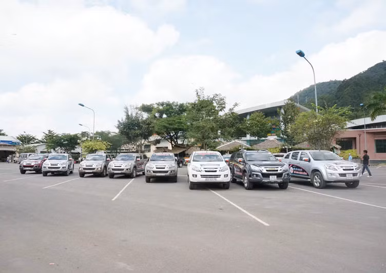 Với sức mạnh 136 mã lực của những "chiến mã" Isuzu D-Max, cả đoàn dễ dàng vượt qua những cung đường xấu với nhiều ổ gà, công trình đang thi công dọc tuyến đường này đến trạm dừng chân tiếp theo tại huyện Tân Phú (Đồng Nai).