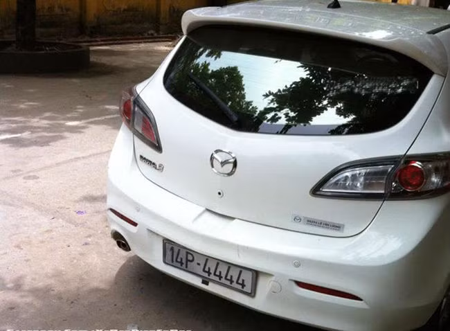 Xe mui trần trẻ trung Lexus IS 250C biển số tứ quý 4. Biển này tượng trưng cho sự cứng rắn, toàn diện và ổn định. Số 4 nhắc nhở bạn tạo dựng nền móng vững chắc cho cuộc đời, đem lại tốt lành cho chủ nhân của nó.