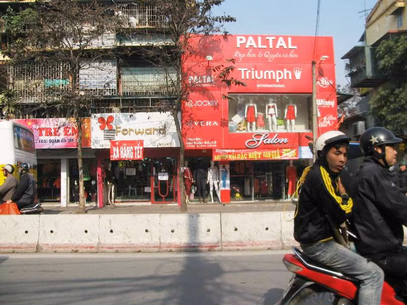 Một điểm xả hàng Tết trên phố Phạm Ngọc Thạch.