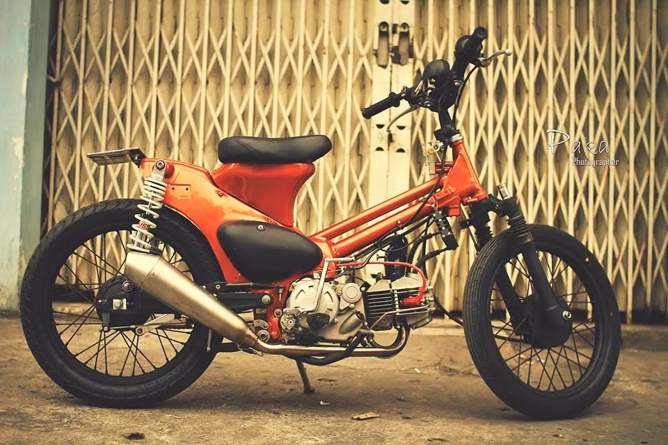 Hình ảnh về chiếc Honda Cup độ lại với 1 gắp đơn đang được nhiều thành viên diễn đàn xe máy quan tâm. Được biết, đây là sản phẩm độ của một biker ở Sài Gòn. Anh này đã biến Cup cổ điển thành một chiếc xe khác biệt hoàn toàn với nguyên bản, mang đậm phong cách bụi bặm, cá tính.