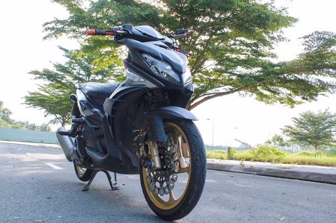 Chiếc Nouvo LX này được một bạn trẻ độ lại theo phong cách hầm hố. Xe chế mũ góc cạnh nổi bật, trong khi đó phần đầu xe được chế thêm mặt nạ Exciter, còn thân xe và cánh gà được chế gân đậm tính thể thao.