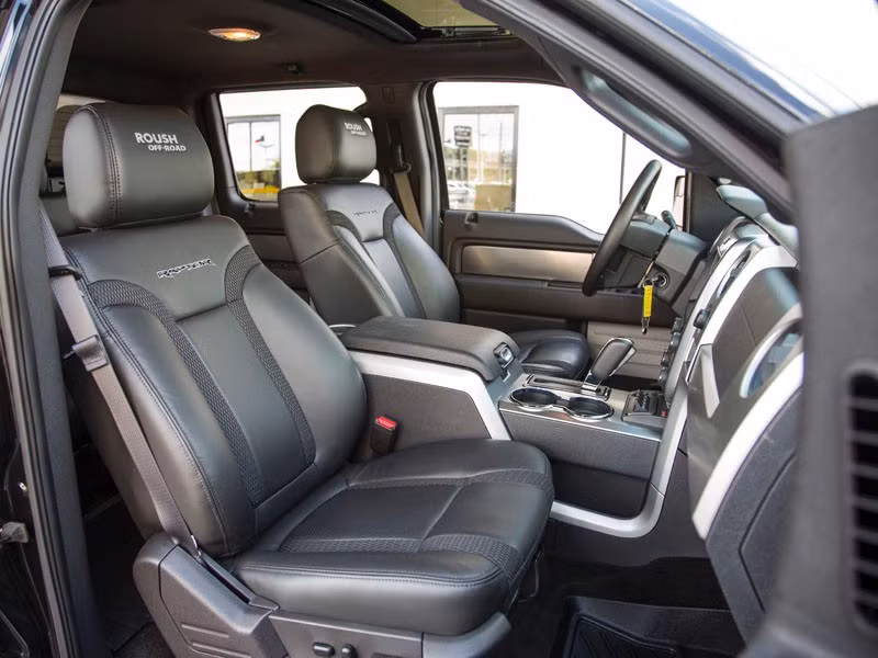 Bên trong ca-bin, nội thất của F-150 SVT mạnh mẽ với ghế da màu đen cùng các chi tiết bổ sung của Roush như đồng hồ cảm biến và hệ thống định vị.