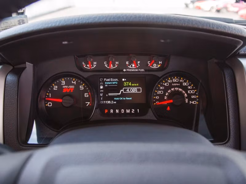 Sức mạnh đó được truyền tới bánh xe thông qua hộp số tự động 6 cấp với chế độ đi số sàn và leo dốc.