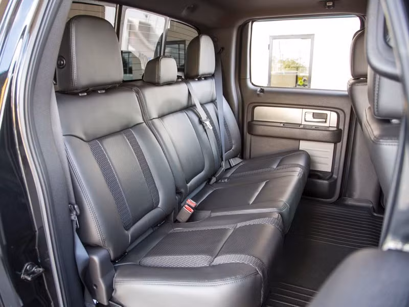 Tại Mỹ, để tậu Ford F-150 SVT Roush Raptor, bạn sẽ phải bổ ra số tiền tới 98.000 USD, tương đương khoảng 2,2 tỷ đồng.