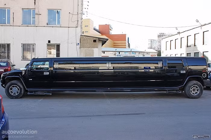 Phiên bản tiêu chuẩn của Hummer H2 limousine vốn có màu đen, vành 22 inch mạ crom sáng bóng. Xe sử dụng động cơ 3.7L I5 (5 xi-lanh thẳng hàng), công suất cực đại 241 mã lực.